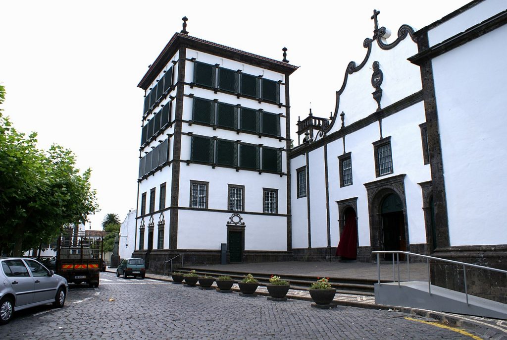 1280px-Convento_da_Esperança,_Igreja_de_Santo_Cristo_dos_Milagres,_ilha_de_São_Miguel,_Açores